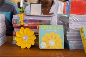 Senegal: Mit kleinen Solarleuchten können Kinder auch im Dunkeln lesen.