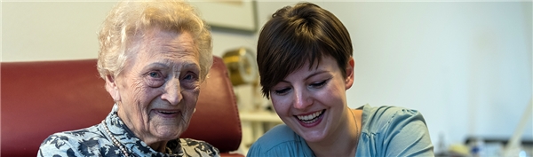 Heim Alter Pflege Ältere Dame mit Pflegerin