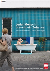 Plakat Caritas-Kampagne 2018 - Rentner (hoch) Älterer Mann sitzt in Badewanne im Freien