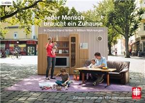 Plakate der Caritas-Kampagne 2018 - Familie (quer) Familie mit ihrem Wohnzimmer auf der Straße