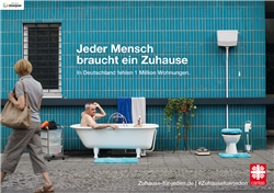Plakate der Caritas-Kampagne 2018 - Rentner (quer) Älterer Mann sitzt in Badewanne im Freien