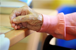 HOP_7903 Hand einer alten Frau