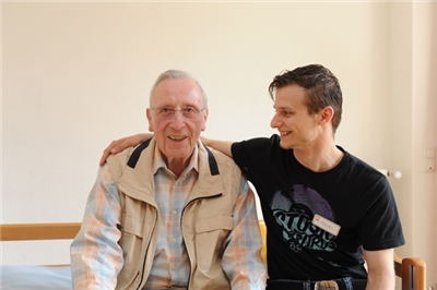 alter und junger Mann alter Mann mit Pfleger