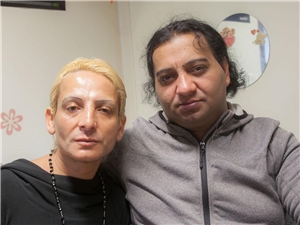 Caritas-Suchthilfe im Bistum Regensburg Zwei Männer und eine Frau sitzen vor einer Mauer