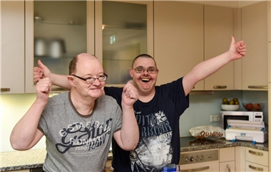 Zwei behinderte Männer in der Wohnküche
