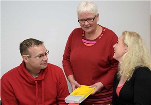 Caritas-Beraterin mit Paar Beraterin mit jungem Paar