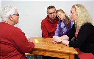 Caritas-Beraterin mit Familie Caritas-Beraterin ber�t Familie