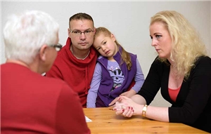 Caritas-Beraterin mit Familie Caritas-Beraterin berät junge Familie