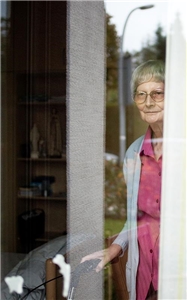 Hospizbewohnerin - hoch Alte Frau schaut aus dem Fenster.