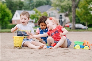 Frau liest Kindern vor