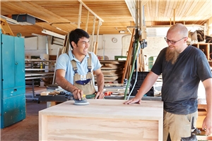 Flüchtling arbeitet in Schreinerei Zwei Männer in einer Schreinerei.