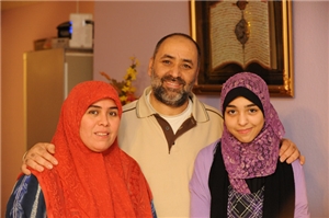 Familienbild einer muslimischen Familie mit Vater, Mutter und Tochter