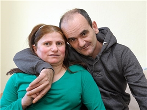Paar aus Albanien Mann und Frau auf Sofa
