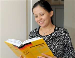 Frau aus Afghanistan Frau mit Wörterbuch Deutsch-Persisch