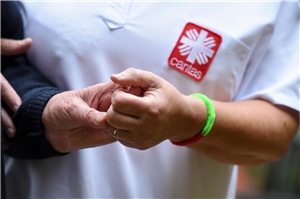 Pflegerin und Seniorin Hände quer Eine Pflegerin hält die Hand einer Seniorin.