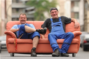 Moebellager05 zwei Männer beim Möbel packen