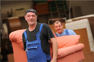 Moebellager06 zwei Männer beim Möbel packen