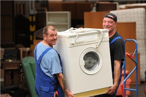 Moebellager07 zwei Männer beim Möbel packen
