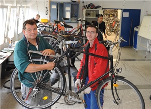 Radstation04 zwei Männer in einer Radstation