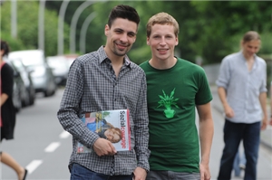 Zwei junge ehrenamtliche Männer. Zwei Junge ehrenamtliche Männer