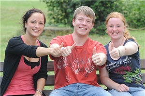 drei Jugendliche freuen sichFoto: Deutscher Caritasverband e.V./KNA