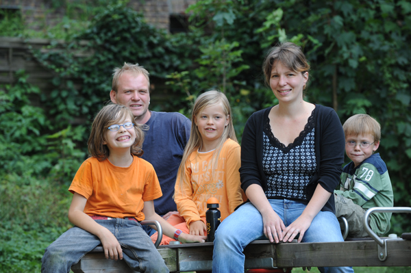 junge Familie auf einer Bank