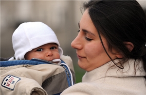 Mutter mit Baby auf dem Arm