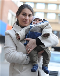 Mutter mit Baby auf dem Arm Mutter mit Baby auf dem Arm
