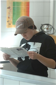 Jugendlicher beim Zeitunglesen