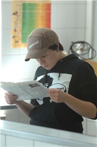 Jugendliche am lesen