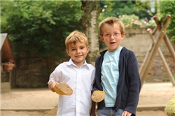 Kinder zwei Jungs spielen im Sand