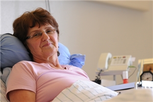 Unsere Fachleute in den Überleitungsbüros geben Ihnen wertvolle Unterstüzung. Patientin im Krankenhausbett
