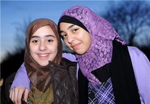 Zwei junge Migrantinnen mit Kopftuch