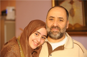Das Foto zeigt einen Vater mit seiner Tochter. 