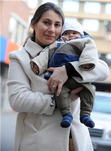Junge Migrantin mit Baby