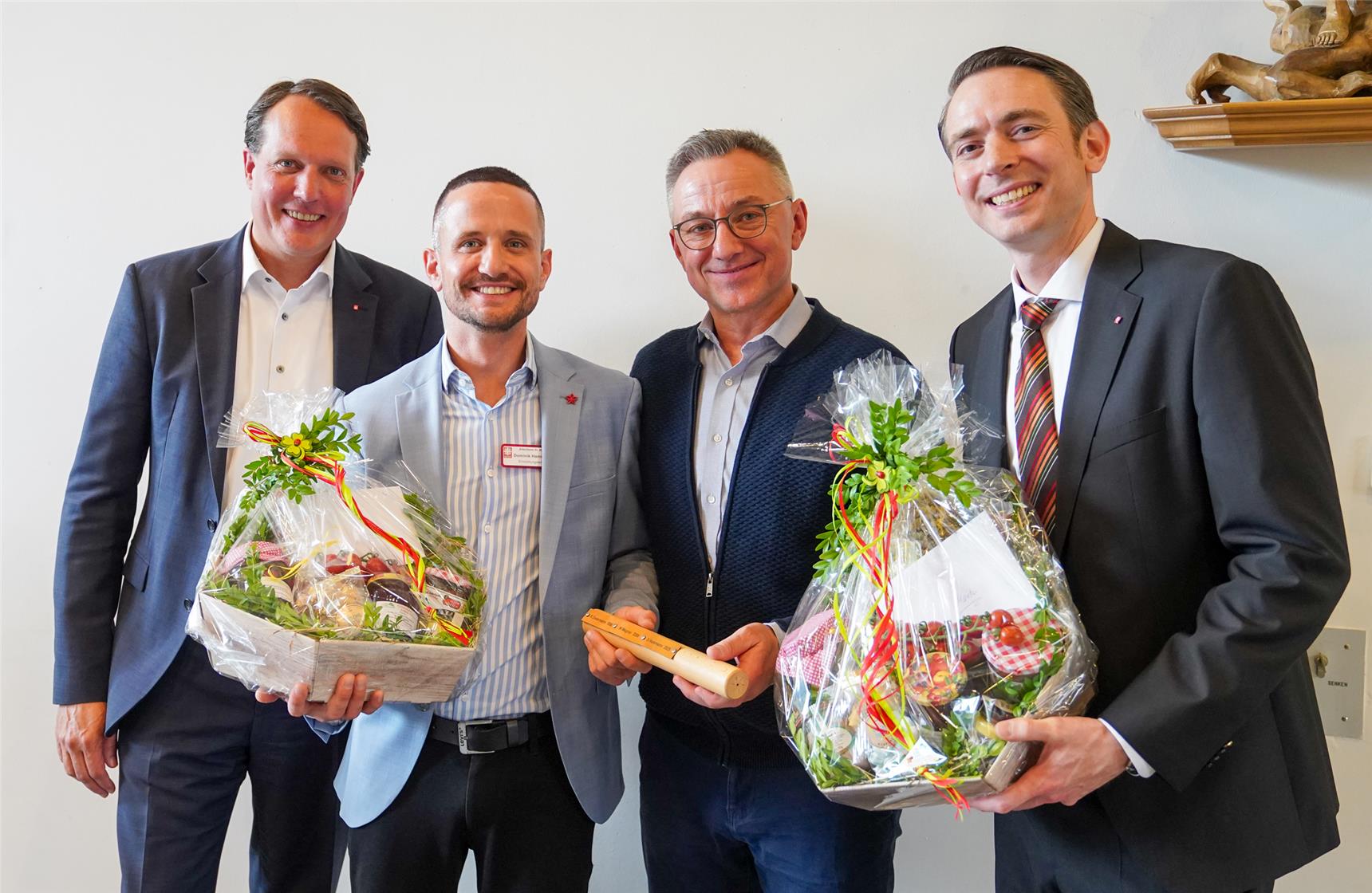 Den Staffelstab in der Leitung des Altenheims St. Michael reichte Mark Wagner (2. v. r.) an seinen Nachfolger Dominik Hammann (2. v. l.) weiter. Die Caritas-Vorstände Christian Schrödter (r.) und Ulrich Krause gratulierten.