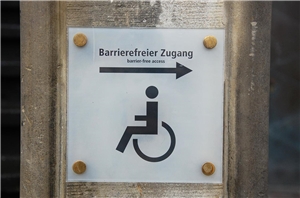 Schild mit Rollstuhlfahrer-Symbol