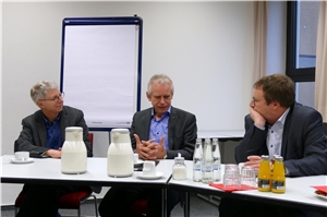 Bundestagsabgeordneter Oliver Krischer informiert sich über E-Mobilität in Caritas-Pflegestationen