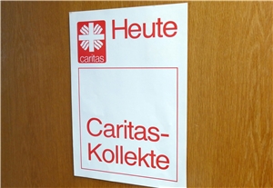 Hinweissschild Heute Caritas-Kollekte an einer Tür