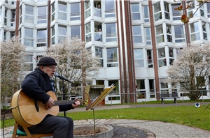 Garten-Konzerte für Senioren: Musik erfreut die Bewohner des Caritaszentrums Rheydt