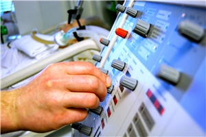 Intensivstation Hand an Instrumenten in der Intensivstation