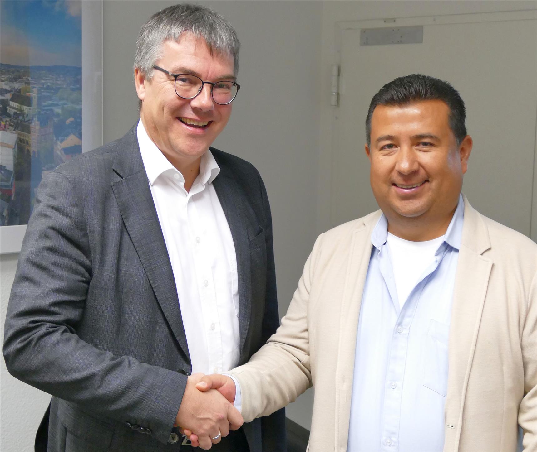 Zwei Männer reichen sich die Hand