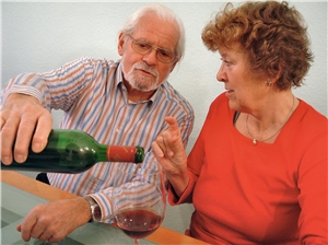 Seniorenpaar trinkt Wein