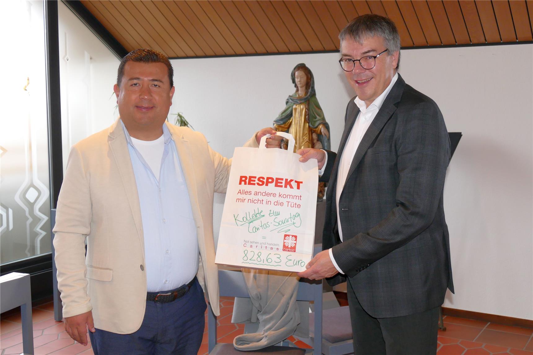 Ein Mann überreicht einem anderen eine Papiertüte mit der Aufschrift "Respekt". Darin ist eine Spende.