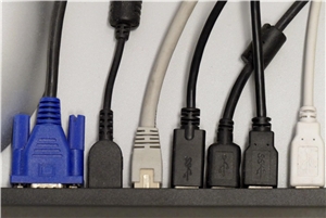Stecker an einem Computer_quer Stecker an einem Computer