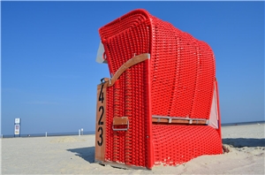 Roter Strandkorb am Strand