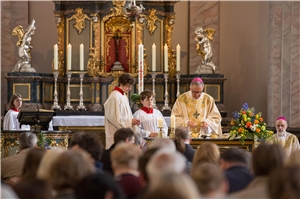 Blick während eines Gottesdienstes aus dem Kirchenraum auf den Altar