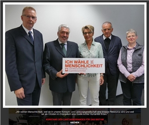 Vorstand DiCV Aachen mit 'Wählt Menschlichkeit'-Schild