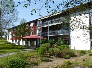 17-08-08 Pfeleheim v hinten Pflegeheim Erlenbad v Terasse aus