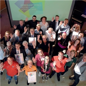 Ehrenamtspreis_2019 Eine Gruppe von Personen, die nach oben winken
